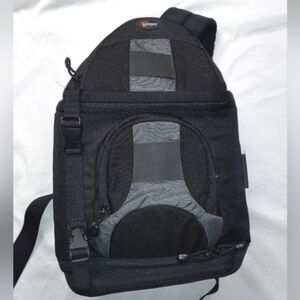 The Lowepro SlingShot 200AW Camera Bag (Black)